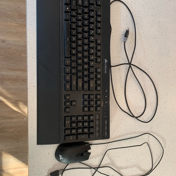 Full RGB customizable lighting. With detachable wrist grip on the keyboard. - Picture 2 of 4